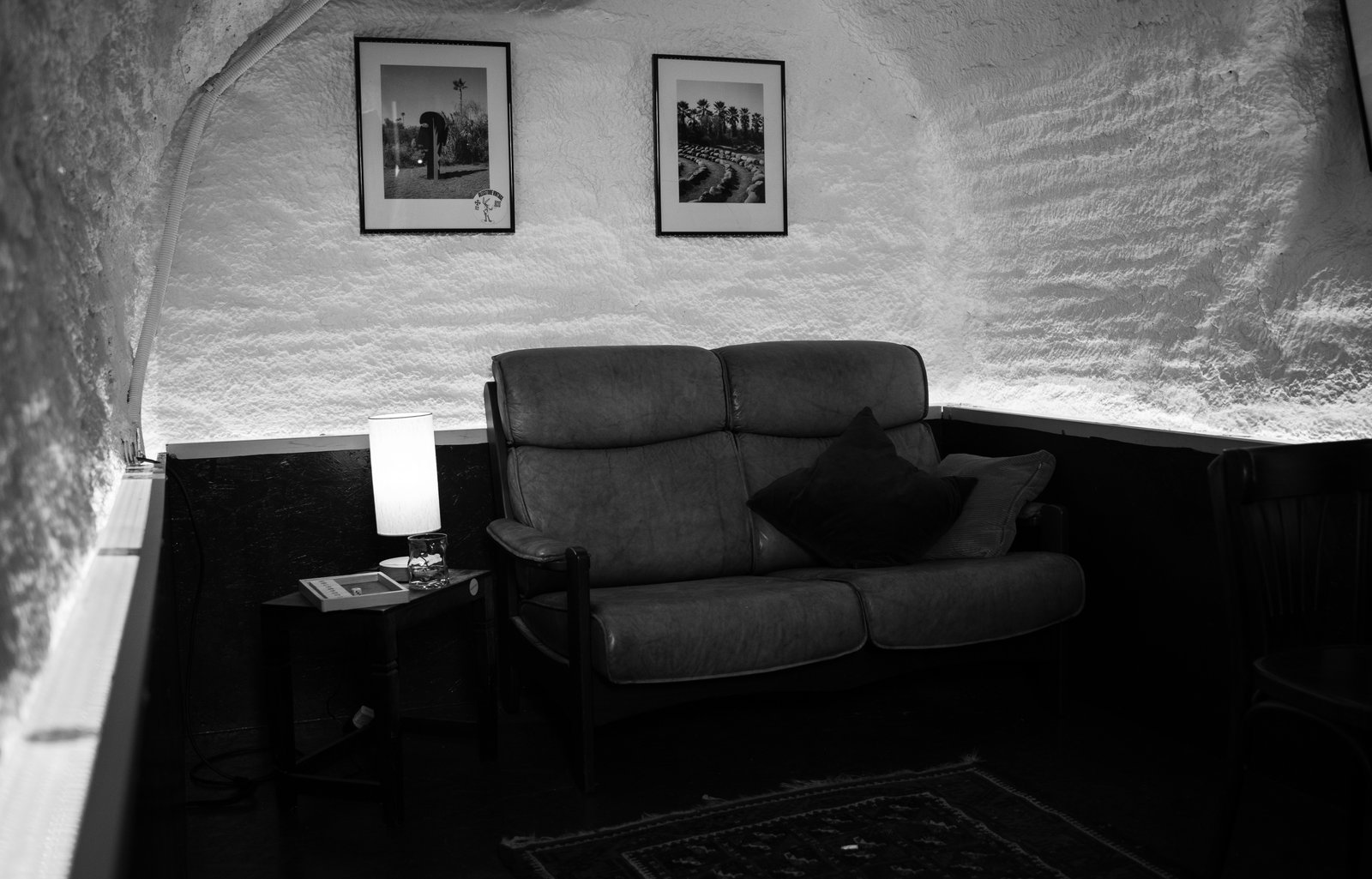 Bar im Gewölbekeller mit Zapfhähnen und Sitzplätzen