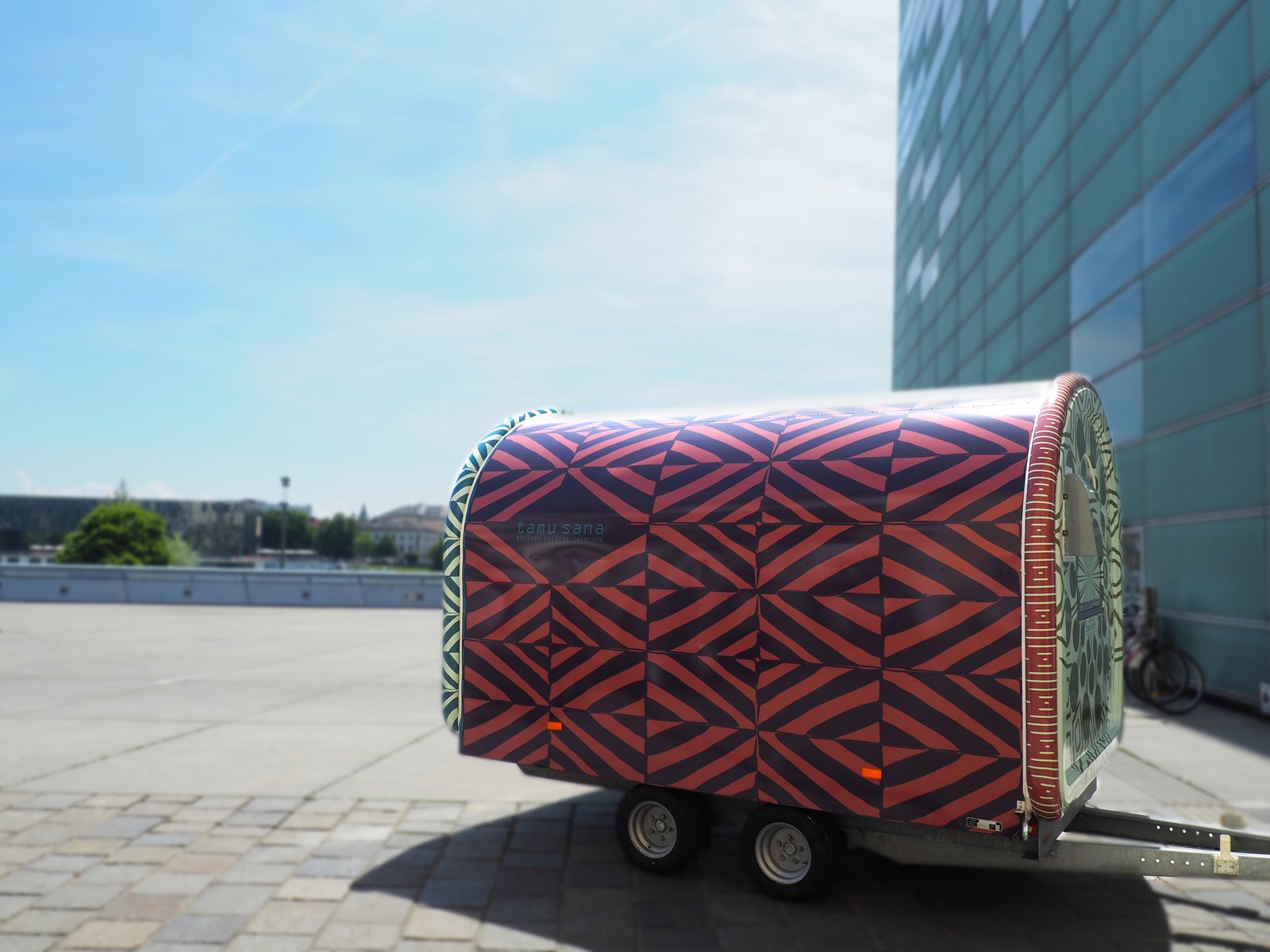 Der tamu sana Foodtrailer mit rot-schwarzem Geometriemuster